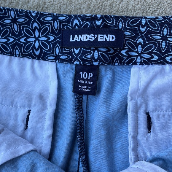 LAND’S END SIZE 10 APPROX 6” INSEAM SHORTS NAVY PRINT - Picture 3 of 4